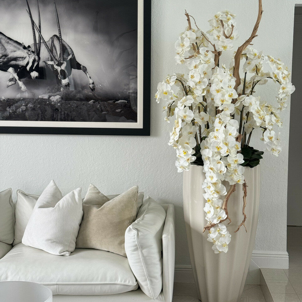 Sand beige vase “San Jose” with cascading white orchids