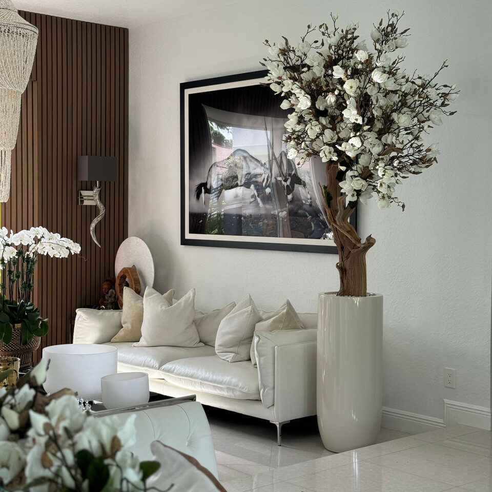 White magnolia in St. Tropez pot, beige glossy Delux