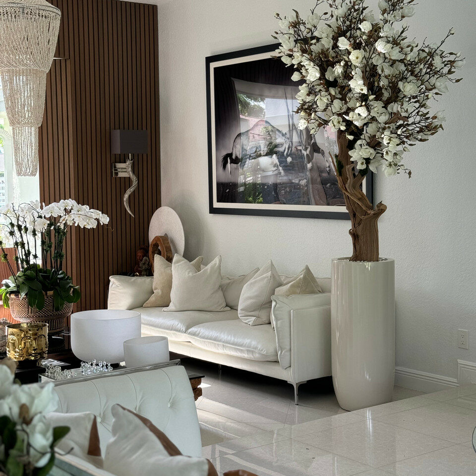 White magnolia in St. Tropez pot, beige glossy Delux