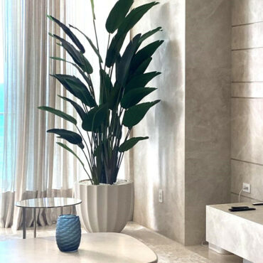 Flowerpot Santa Barbara matt beige with bird of paradise